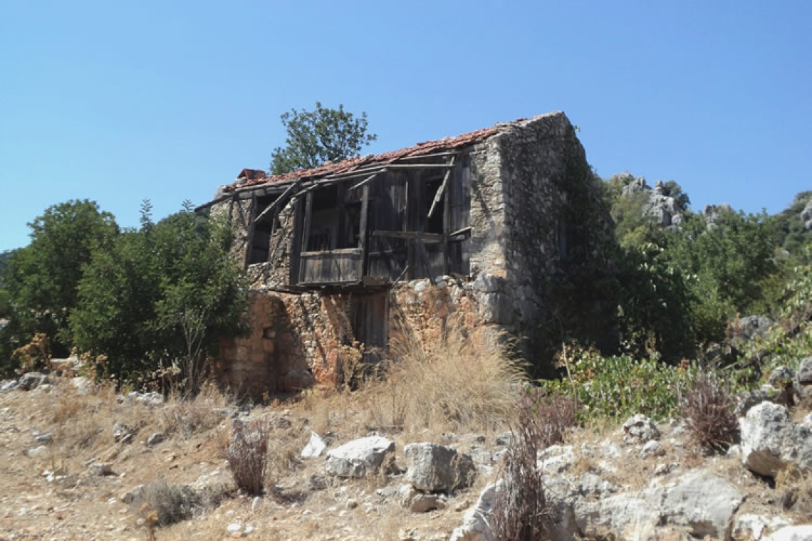 De la Ruina al Hogar: Guía para comprar casa de pueblo, detectar fallos y pedir las ayudas de 2025